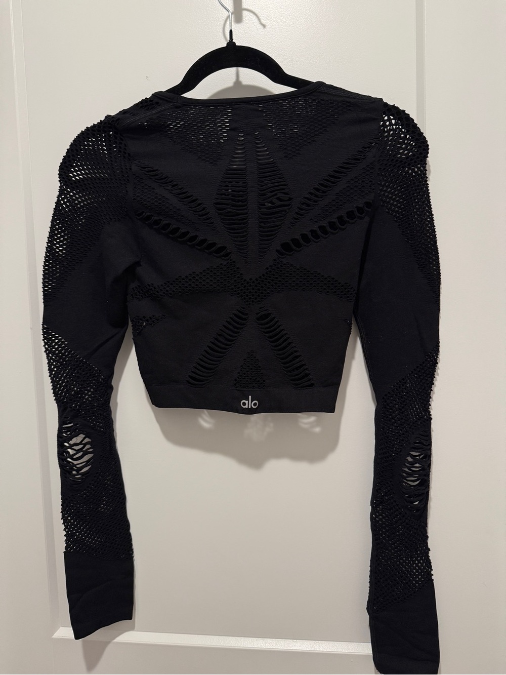 ALO Yoga Black Long-Sleeve Laser-Cut Crop Top - Picture 2 of 8